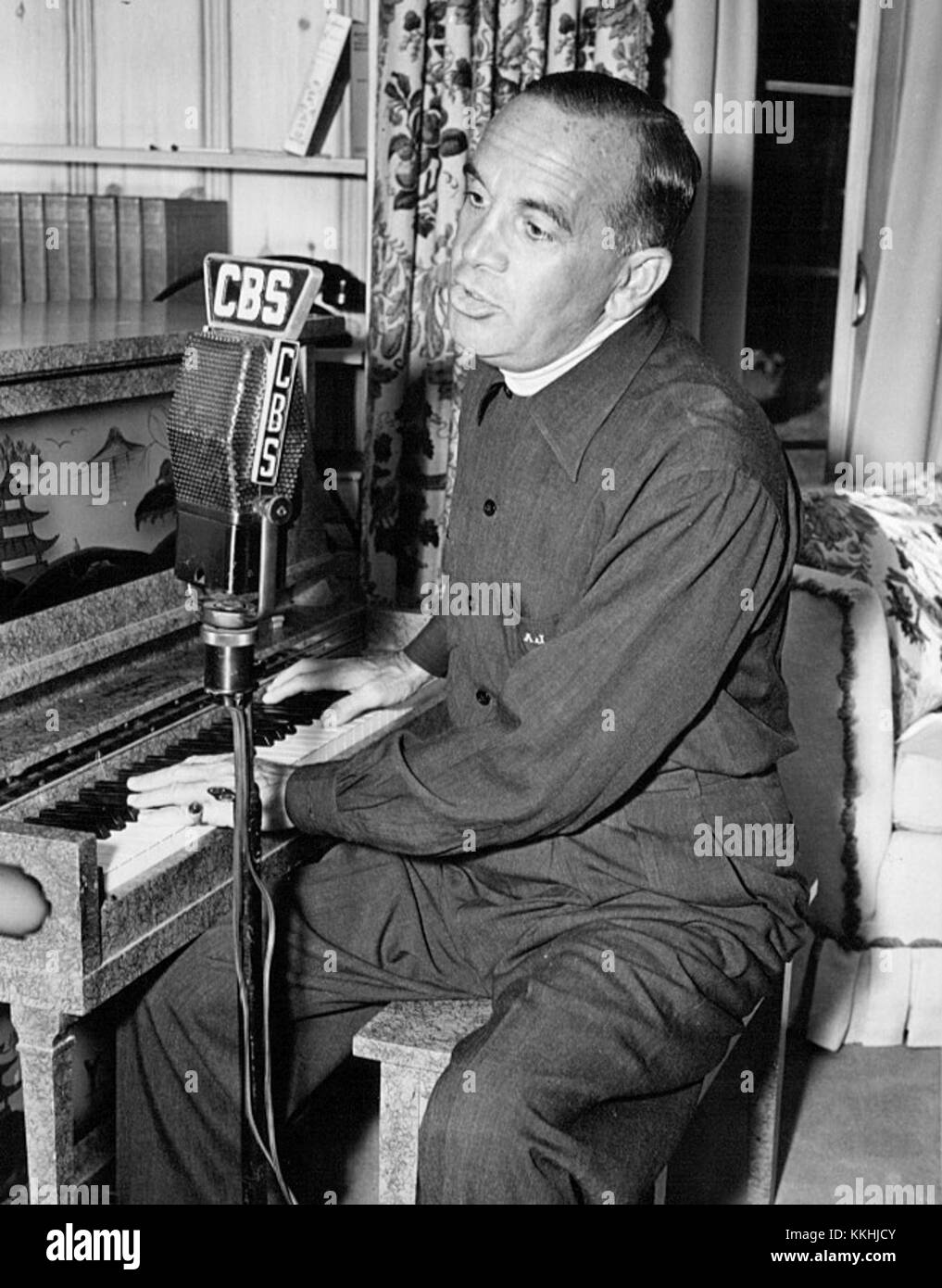 Al Jolson singing on his radio show 1942 Stock Photo