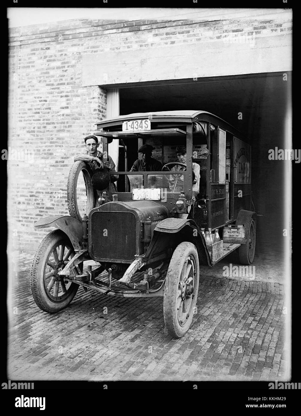 Camion BARCLAY 1936 – Milk & Cream Truck N°377 – Échelle 1/50 – Pièce De Collection Ancienne