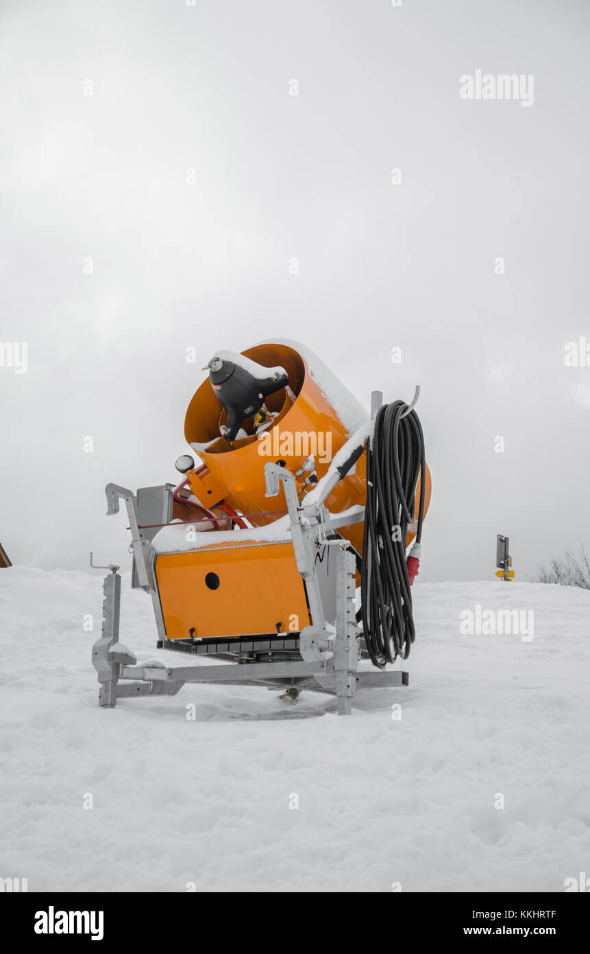 https://c8.alamy.com/comp/KKHRTF/orange-snow-cannon-standing-without-activity-in-winter-ski-resort-KKHRTF.jpg