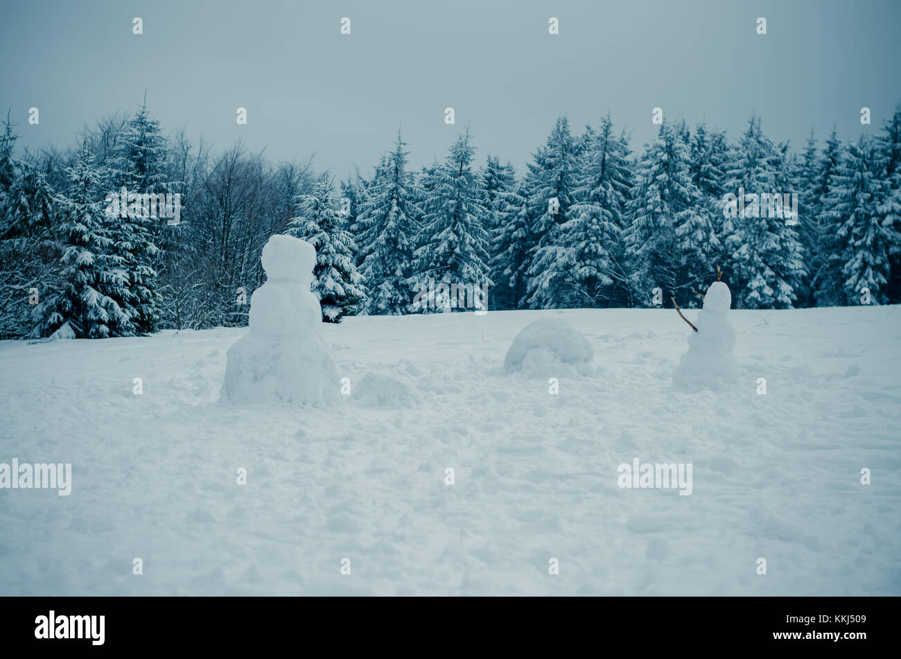 Huge snowman hi-res stock photography and images - Alamy