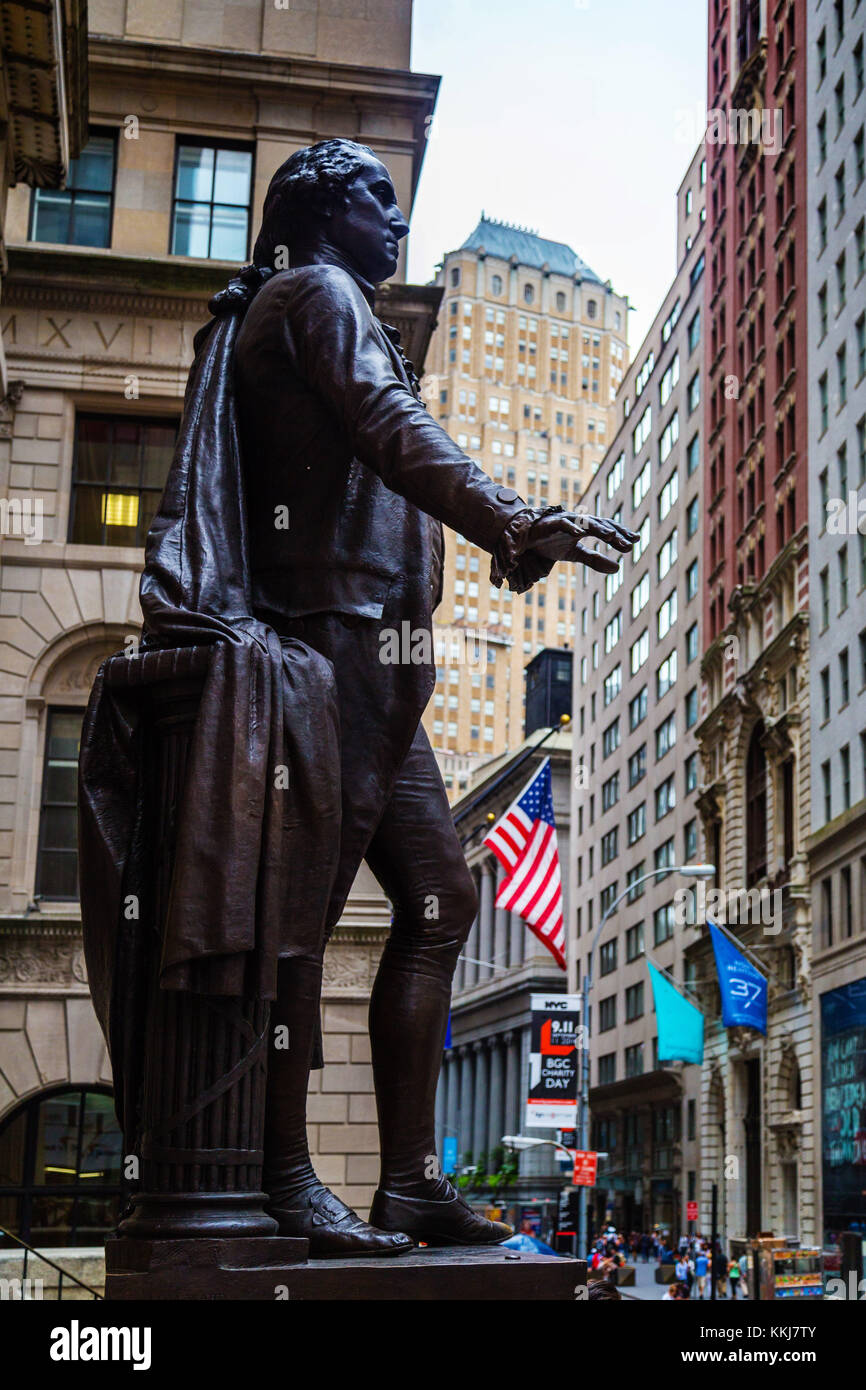 Statue of President George Washington outside Federal Hall on Wall ...