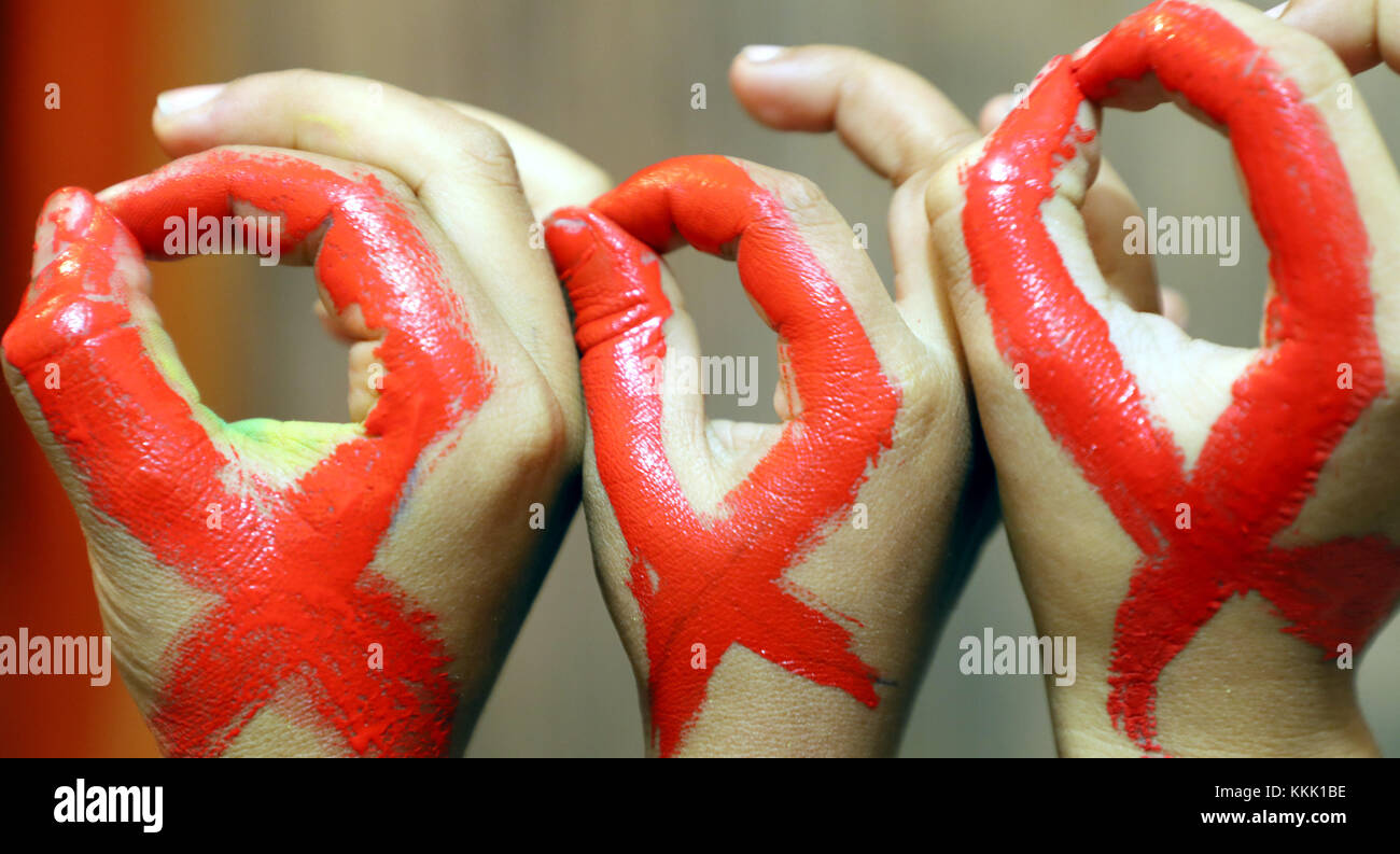 Jammu, India. 30th Nov, 2017. Children painted their faces to spread ...
