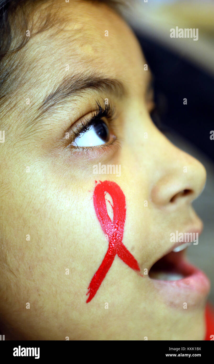 Jammu, India. 30th Nov, 2017. Children painted their faces to spread ...