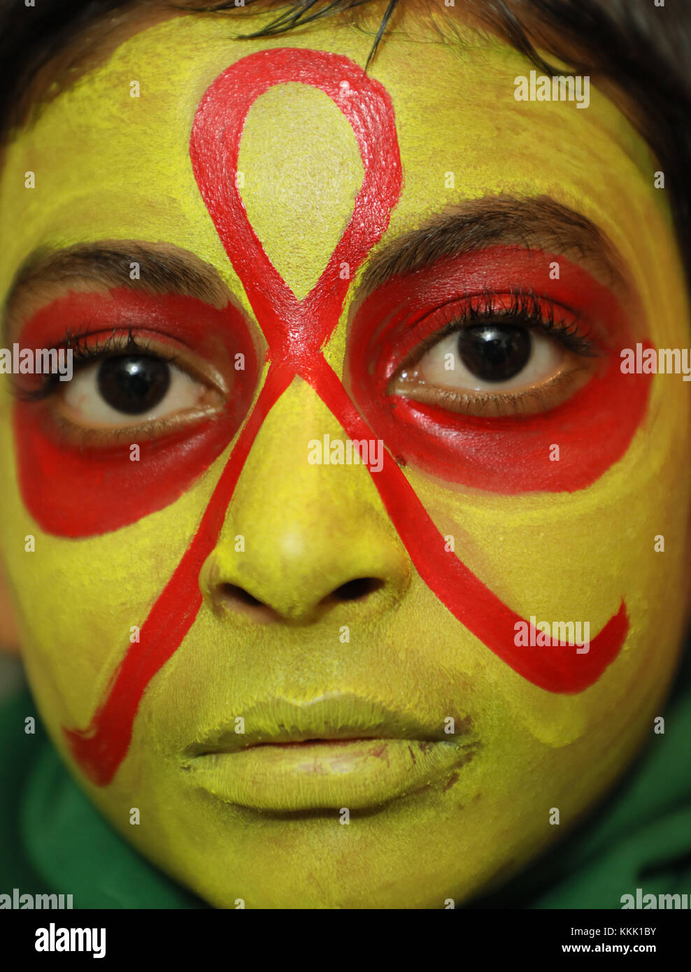 Jammu, India. 30th Nov, 2017. Children painted their faces to spread ...
