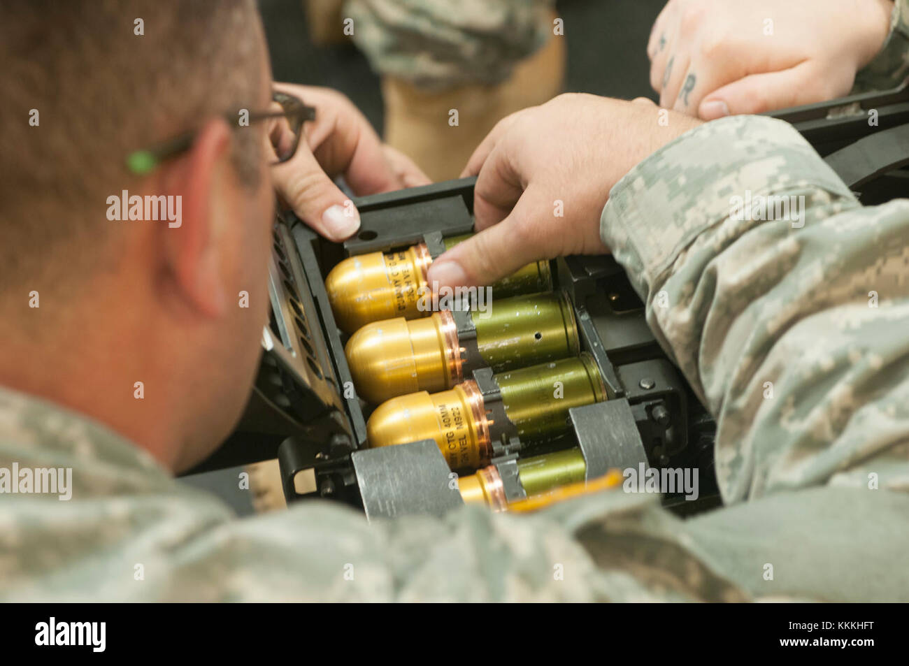 Soldiers loading machine gun hi-res stock photography and images - Alamy
