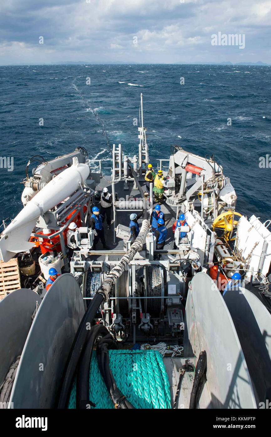 AMAKUSA-NADA SEA (Nov. 23, 2017) Sailors assigned to the Avenger-class mine countermeasures ship USS Chief (MCM 14) reel out a magnetic minesweeping cable during a planned maintenance period prior to a Board of Inspection and Survey (INSURV). Chief, part of the Mine Countermeasures Squadron 7 and Amphibious Force 7th Fleet, is training to enhance its capabilities of finding, classifying and destroying moored and bottom mines. (U.S. Navy photo by Mass Communication Specialist 2nd Class Jordan Crouch/Released) Stock Photo