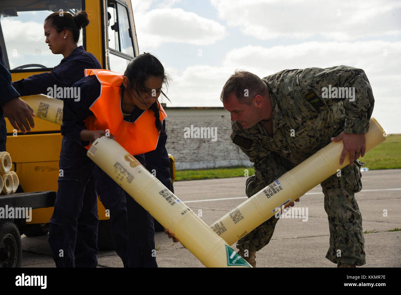 Bahia Blanca, ARGENTINA (Nov. 23, 2017) Members of the Argentine Navy help Sailors from the ‘Mad Foxes’ of Patrol Squadron (VP) 5and the ‘Pelicans’ of VP-45load empty sonobouy casings onto a transport vehicle. Sailors from VP-5 and VP-45 are currently in Bahia Blanca as part of a detachment from Commander, Patrol and Reconnaissance Wing (CPRW) 11 assisting the Argentine military in their search for the missing Argentine submarine ARA San Juan. (U.S. Navy photo by Mass Communications Specialist 2nd Class Sean R. Morton/Released) Stock Photo