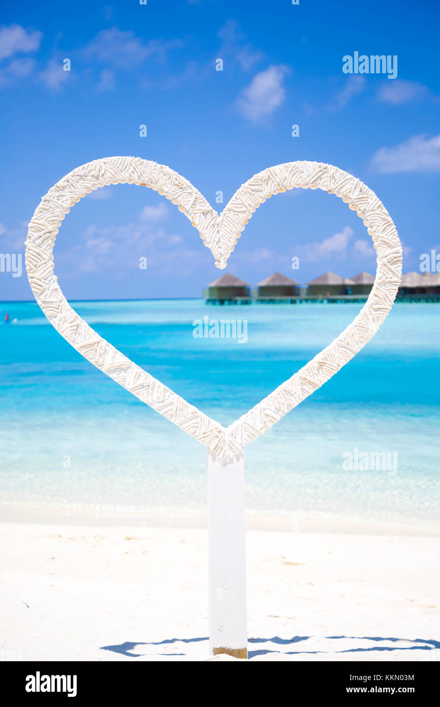 Heart to shoot photos of honeymoon couples in the beach in Maldives