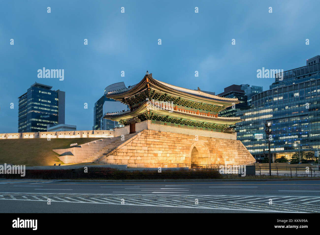 Namdaemun gate at night in Seoul ,South Korea. Stock Photo