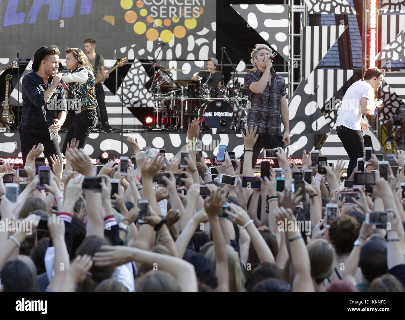 NEW YORK, NY - AUGUST 04: Harry Styles, Liam Payne, Niall Horan and Louis  Tomlinson of One Direction pose onstage during ABC's 'Good Morning America'  at Rumsey Playfield, Central Park on August