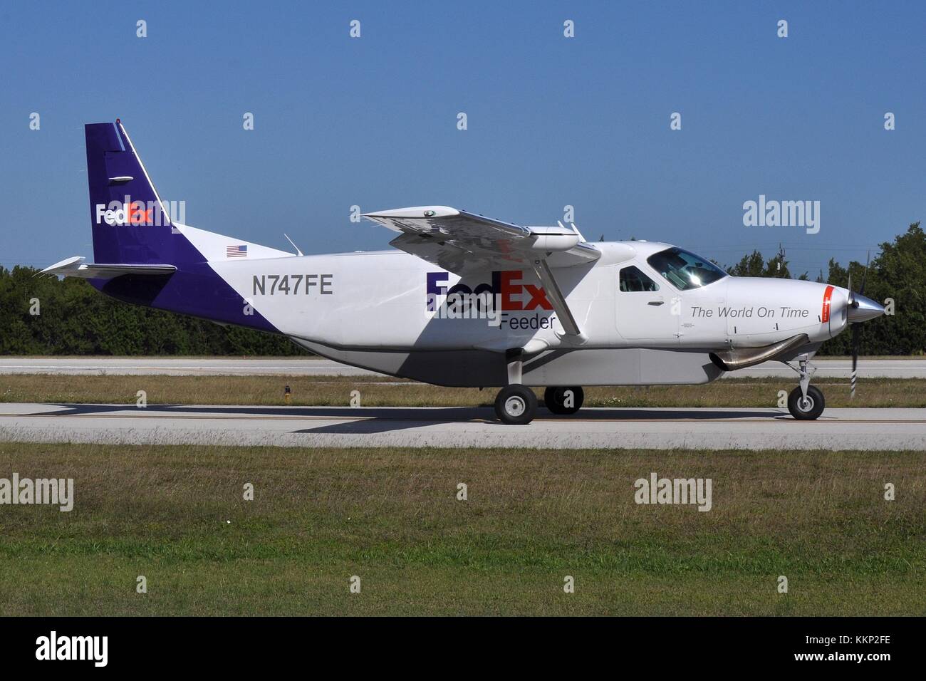 FEDERAL EXPRESS FEEDER CESSNA 208B CARAVAN N747FE Stock Photo Alamy