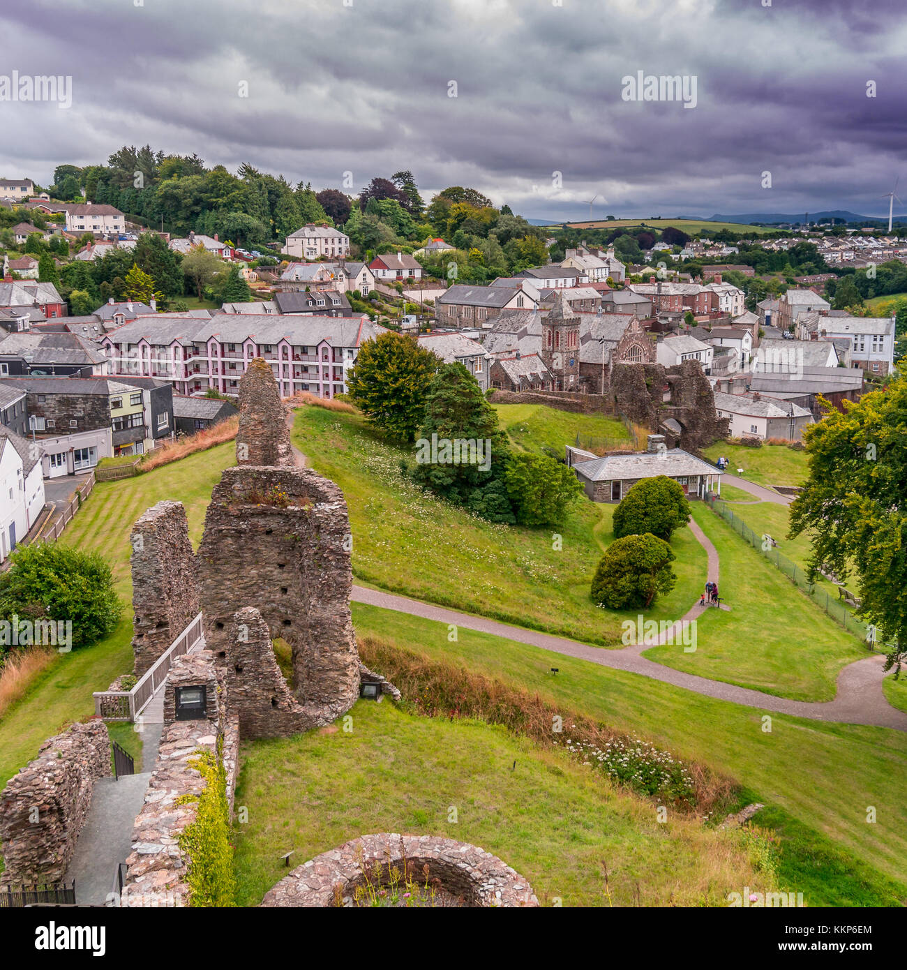Set on a large natural mound, Launceston Castle dominates the surrounding landscape. Begun soon after the Norman Conquest, its focus is an unusual kee Stock Photo