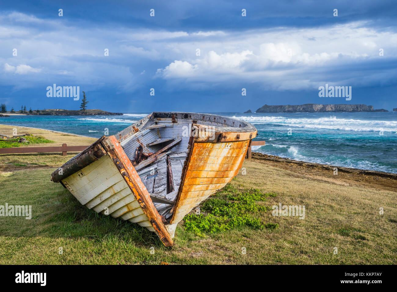 Norfolk Island, Australian external territory, boat wreck at Kingston pier against the backdrop of Nepean Island, Point Hunter and the Lone Pine Stock Photo