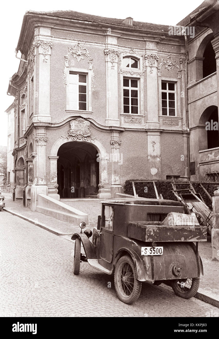 Dixi pred vhodom v poslopje pokrajinskega muzeja v Mariboru 1960 Stock Photo