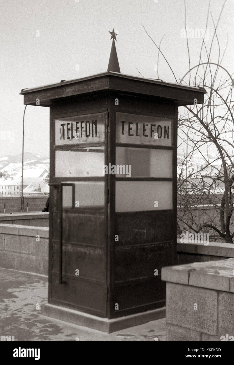 Zadnja javna telefonska govorilnica na Trgu revolucije 1956 Stock Photo -  Alamy