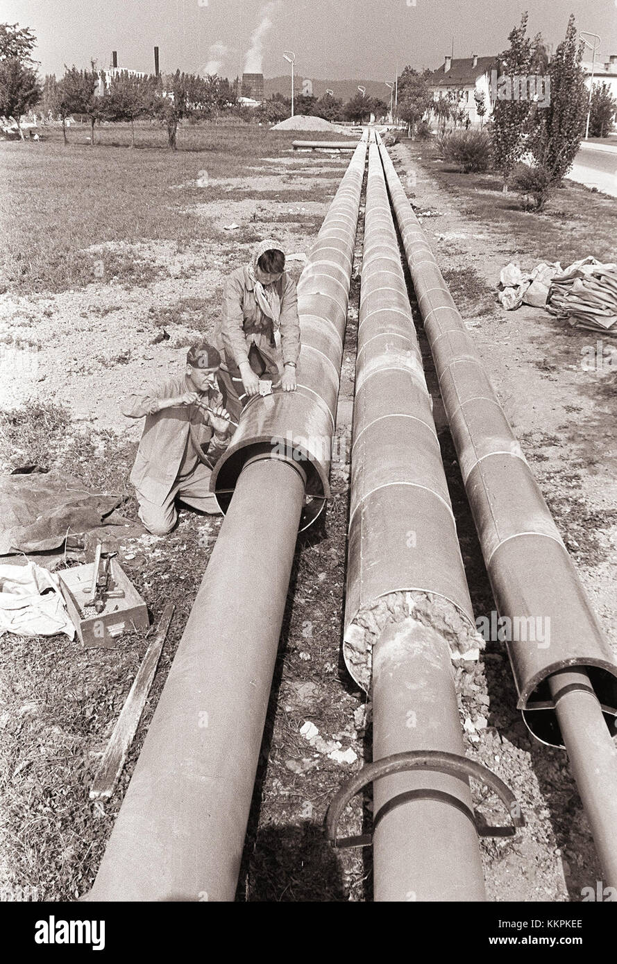 Po teh ceveh bo topla voda ogrevala stanovanja v Novem Velenju 1959 Stock Photo