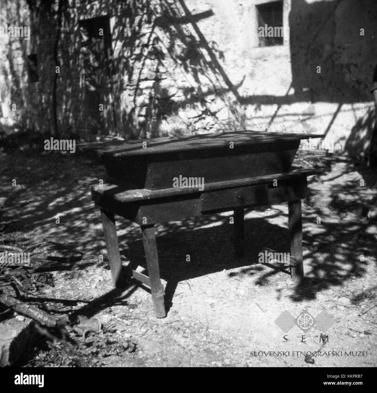 Miza, rabljena za mizo in za kadinj za kruh mesit, Osp 1949 Stock Photo -  Alamy