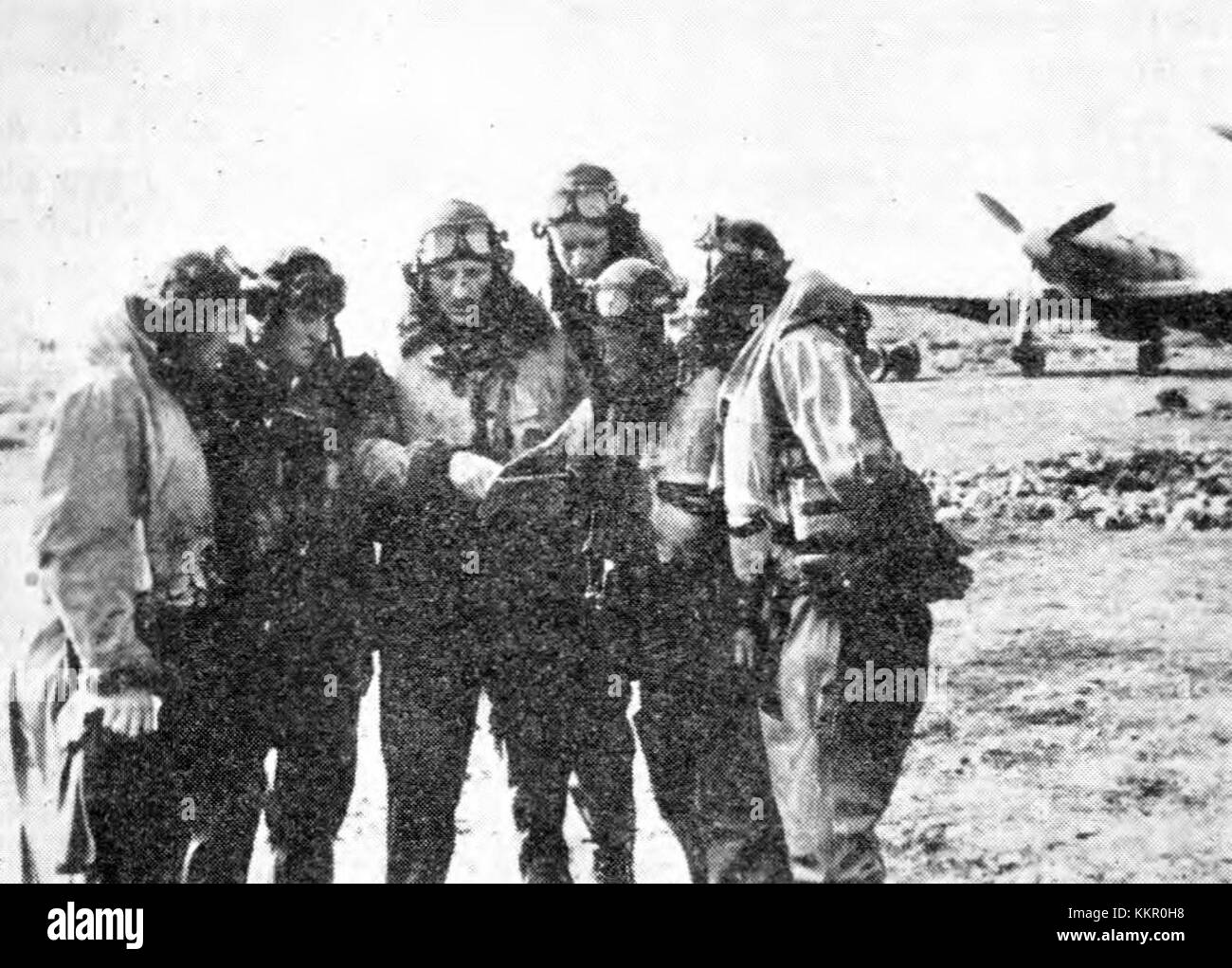 Piloti Druge lovske eskadrilje se posvetujejo pred borbenim poletom Stock Photo