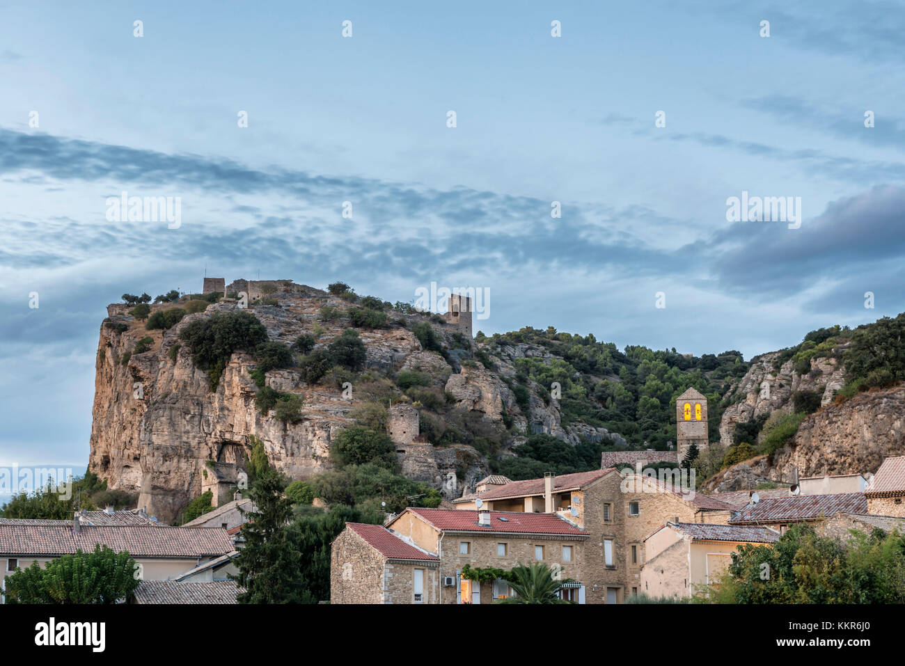 Mornas, Vaucluse, France, view of the Old Town of Mornas with the castle Monars on the limestone massif, Département Vaucluse in the region of Provence-Alpes-Côte d'Azur, Arrondissement Carpentras, canton of Bollène. Stock Photo