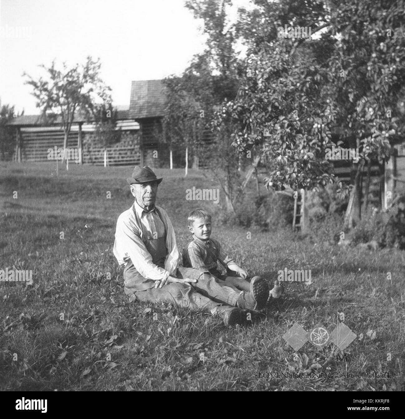 Stari Majer z vnukom, Sap 1949 Stock Photo