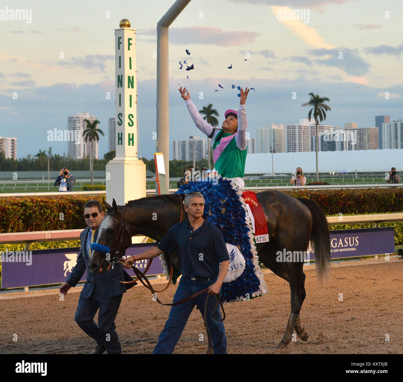 After race horses hi-res stock photography and images - Page 20 - Alamy