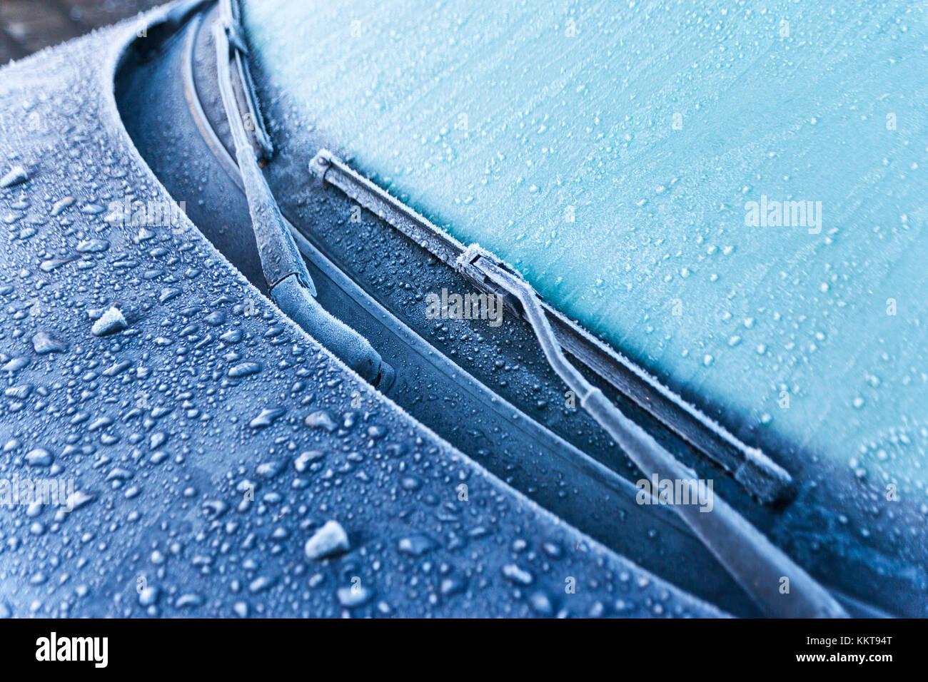 zima a studené počasí - mráz a námraza na skle - přimrzlé stěrače Stock Photo