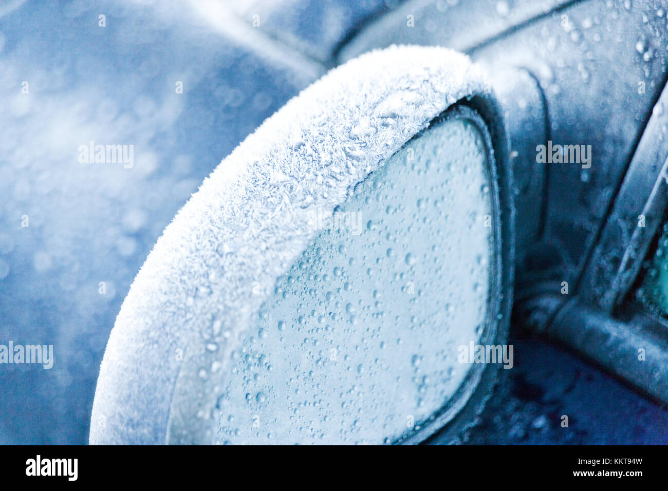 zima a studené počasí - mráz a námraza na skle - zpětné zrcátko Stock Photo  - Alamy