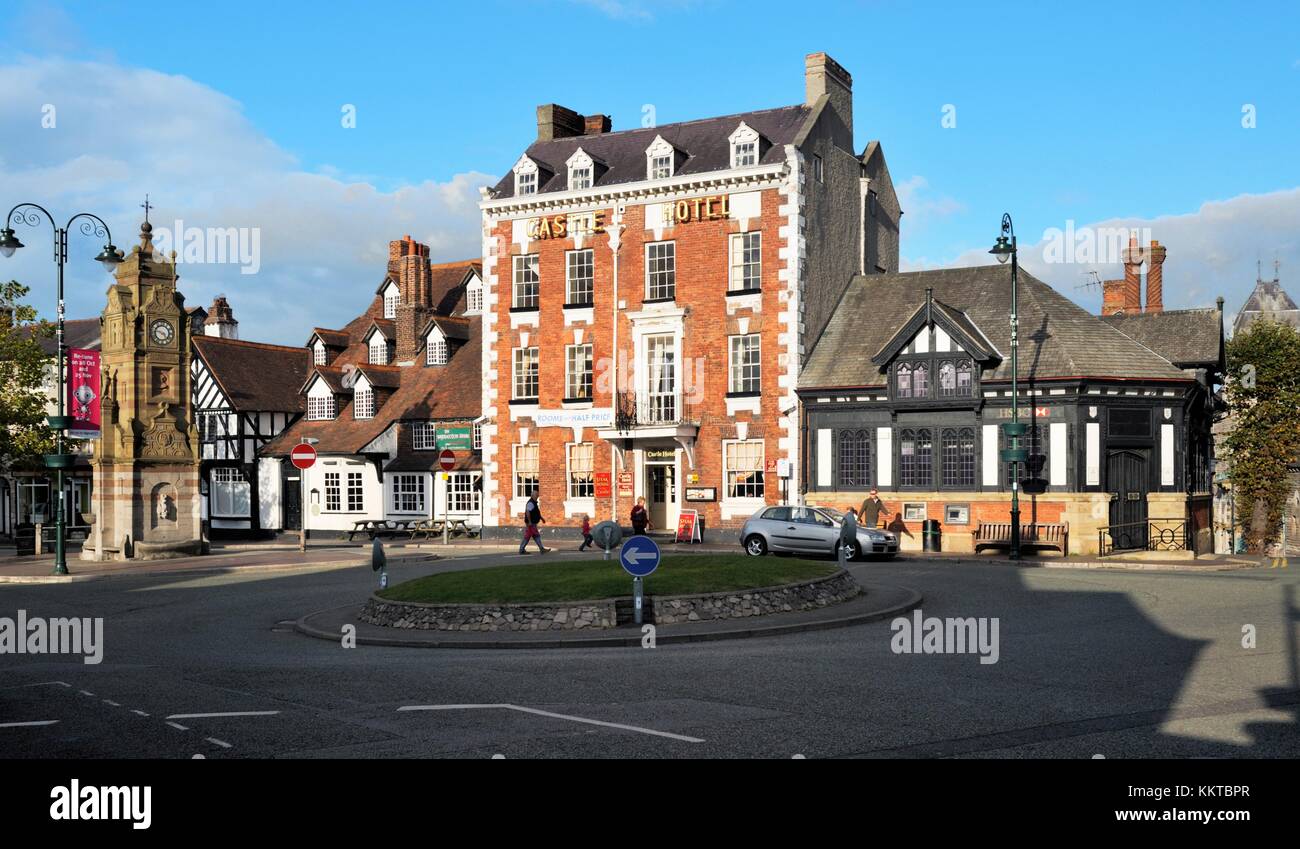 Ruthin town centre, Denbyshire, Wales, UK. Clock Tower, Seven Stars Inn (Myddleton Arms) and Castle Hotel in St. Peter's Square Stock Photo