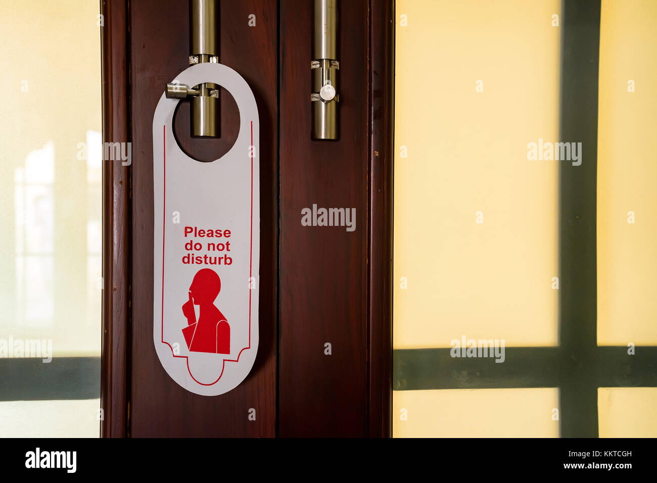 Do not disturb sign on doorknob Stock Photo - Alamy