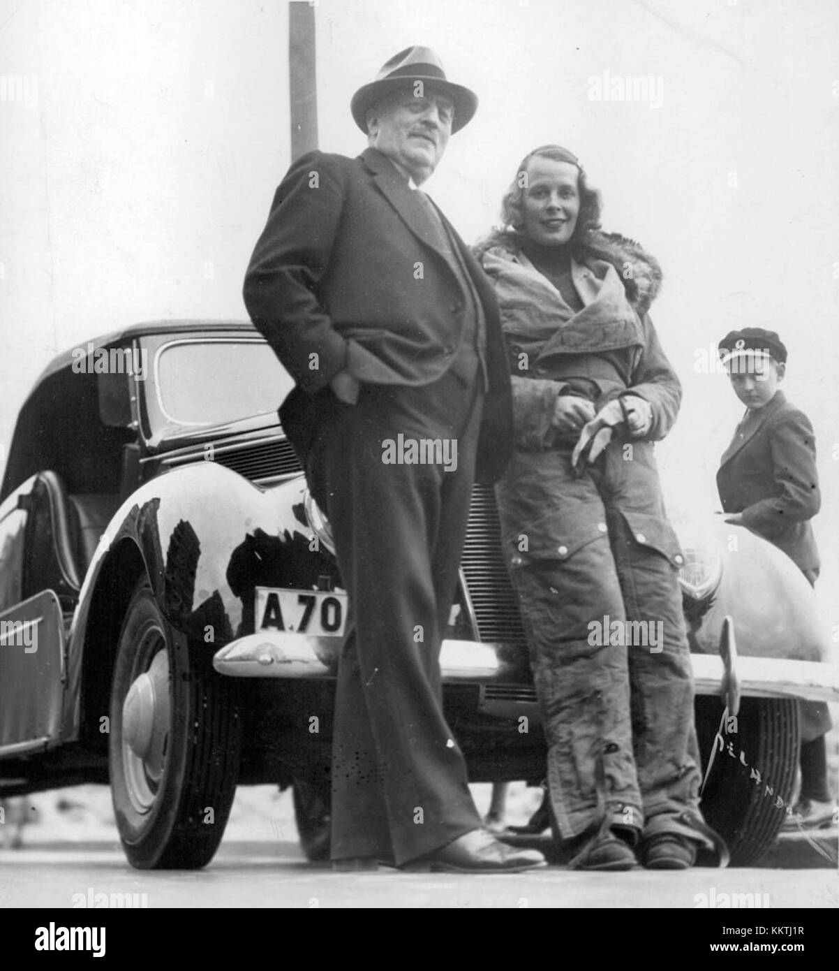 Eva Dickson and Sven Hedin standing in front a car 142355137457 Stock Photo - Alamy