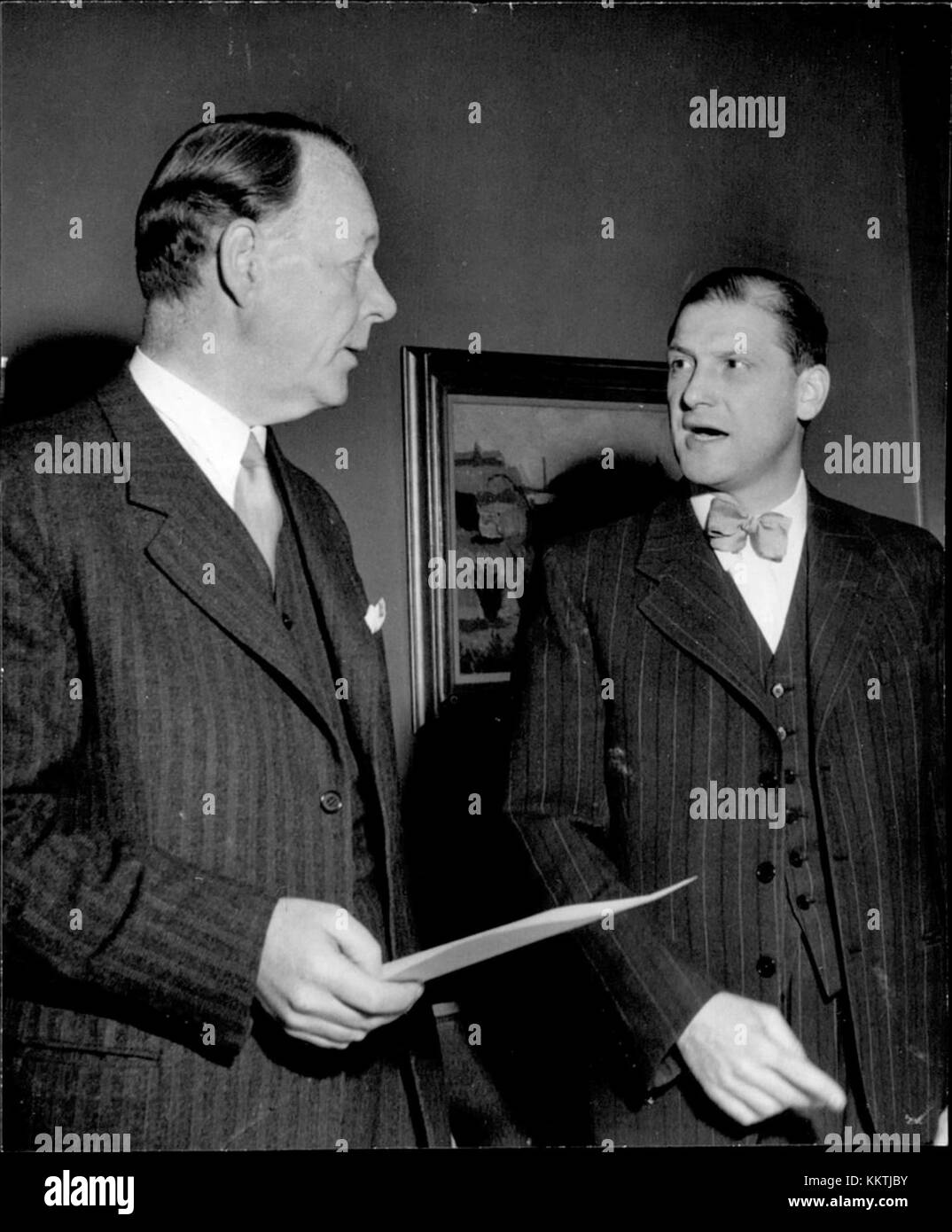 Civil servants in conversation at the Associations annual meeting