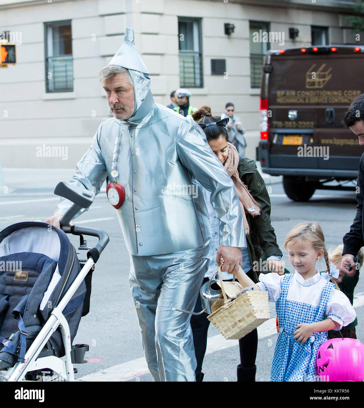 alec-baldwin-and-family-dress-up-in-wizard-of-oz-costumes-to-go-trick-KKTR56.jpg