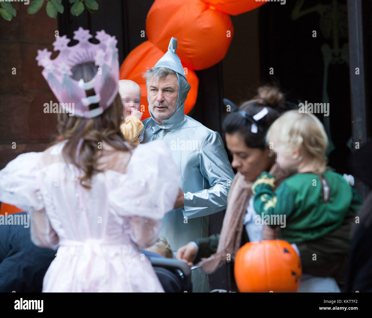 Alec Baldwin and family dress up in 'Wizard of Oz' costumes to go trick