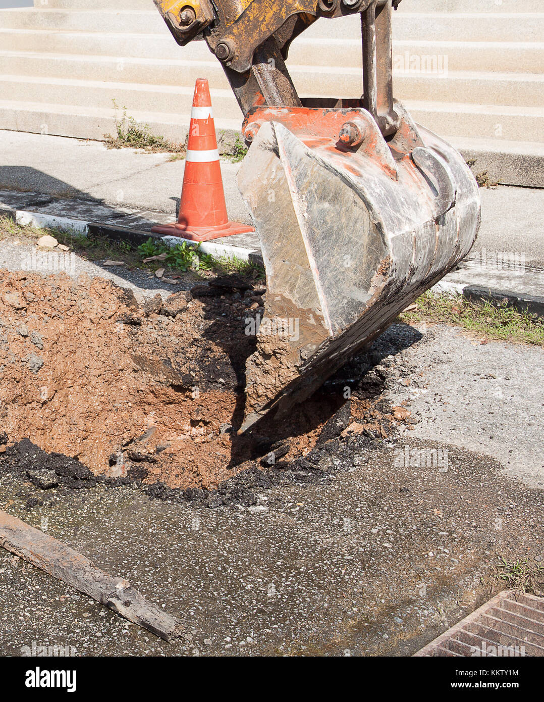 Yellow excavator road repair hi-res stock photography and images - Alamy