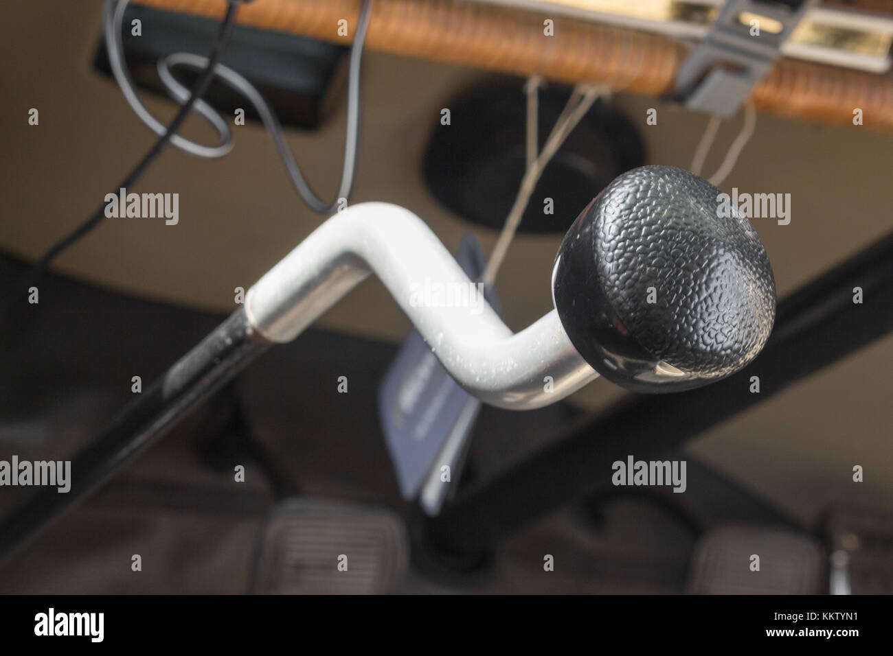 Gear shift handle in a vintage car, gear change lever.( select focus