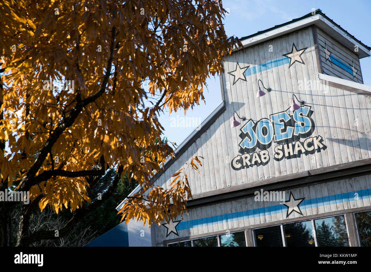 A logo sign outside of a Joe's Crab Shack restaurant location in