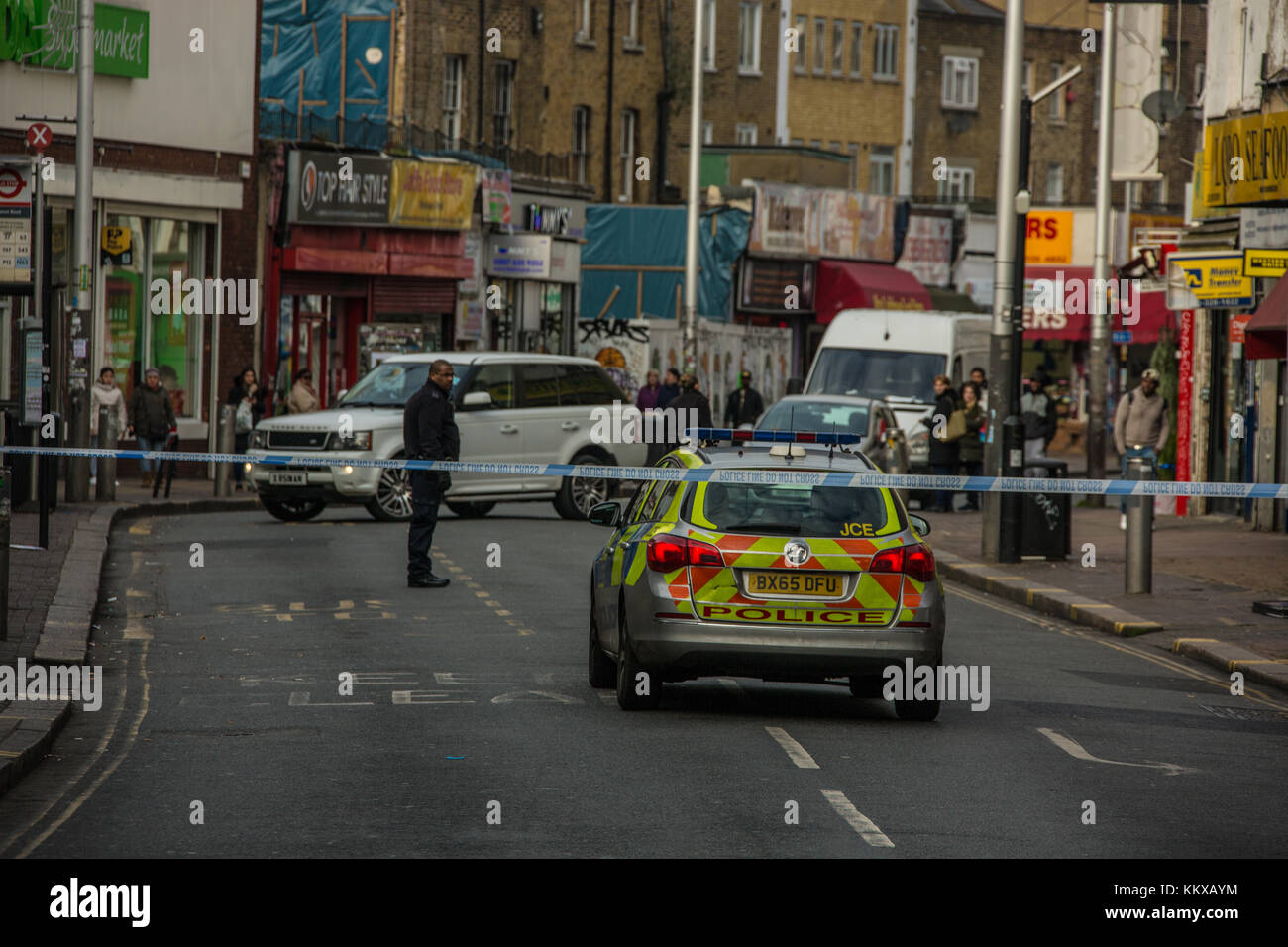 Peckham, London, UK. 2nd Dec, 2017. Police seal off an area on Peckham