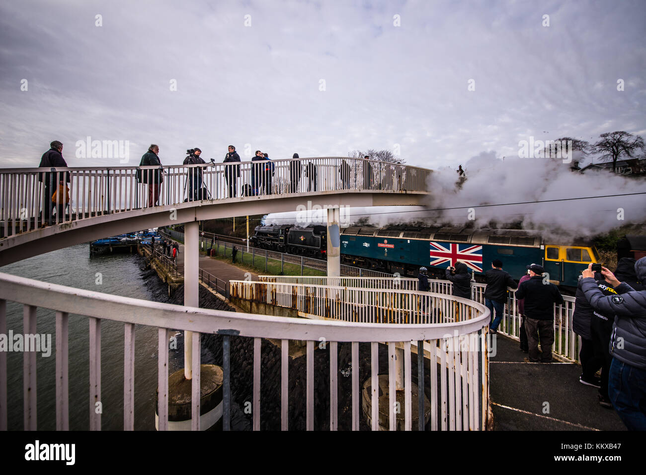 Steam Dreams operated a steam hauled train from Southend East pulled by LMS Stanier Black Five 45212 the train also had a vintage diesel class 47 named 'County of Essex' as safety backup. Crowds gathered on a bridge at Chalkwell on the Thames Estuary to watch the train Stock Photo