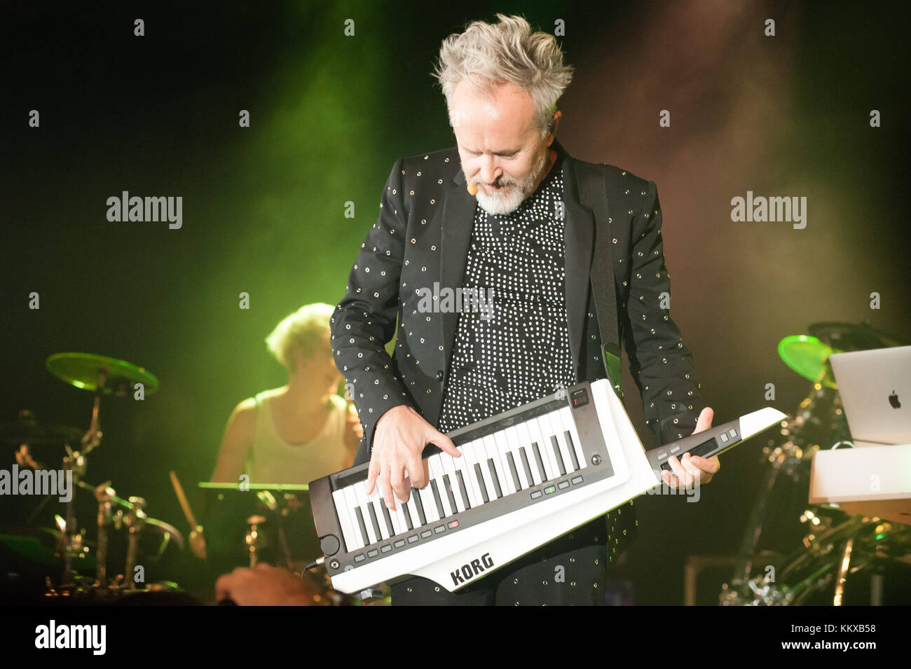 Bognor Regis, UK. 1st Dec, 2017. Howard Jones and his Electric Band