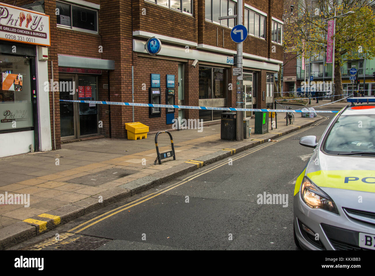 Peckham, London, UK. 2nd Dec, 2017. Police seal off an area on Peckham