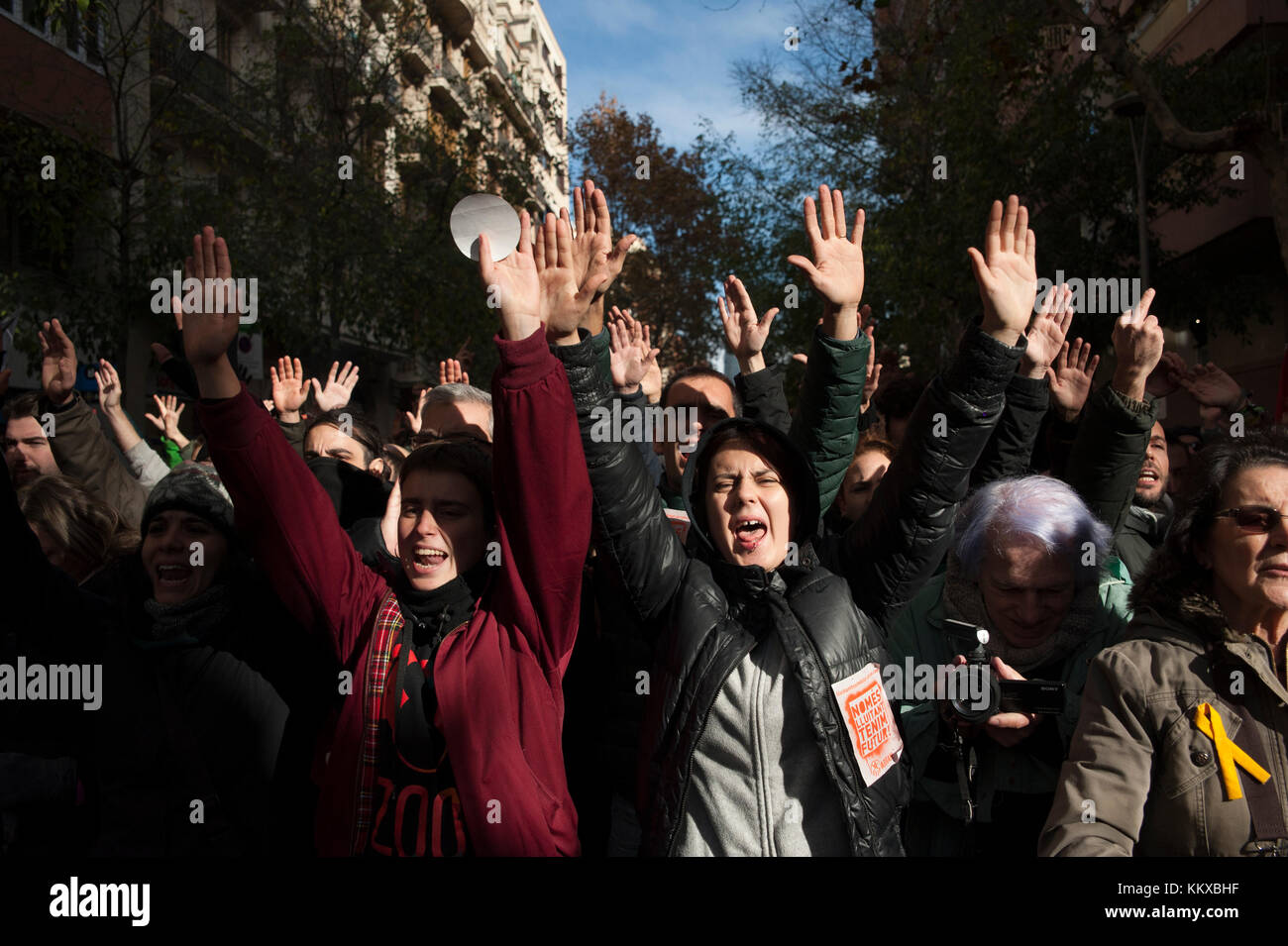 Barcelona, Spain. 2nd Dec, 2017. The ultra-right Spanish youth national democracy group has convened a rally at the CUP headquarters on the same day that a meeting of the dome was held to define the party's strategy before the next elections on December 21. Members of the CUP asked the Electoral Board of the Barcelona Area (JEZ) and the Superior Court of Justice of Catalonia (TSJC) to disavow this demonstration at the doors of its headquarters. Credit: Charlie Perez/Alamy Live News Stock Photo