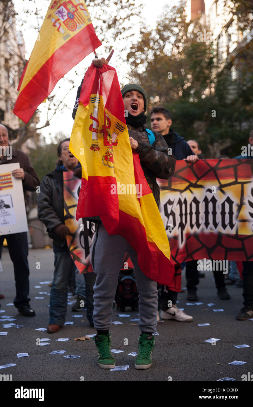 Barcelona, Spain. 2nd Dec, 2017. The ultra-right Spanish youth national democracy group has convened a rally at the CUP headquarters on the same day that a meeting of the dome was held to define the party's strategy before the next elections on December 21. Members of the CUP asked the Electoral Board of the Barcelona Area (JEZ) and the Superior Court of Justice of Catalonia (TSJC) to disavow this demonstration at the doors of its headquarters. Credit: Charlie Perez/Alamy Live News Stock Photo