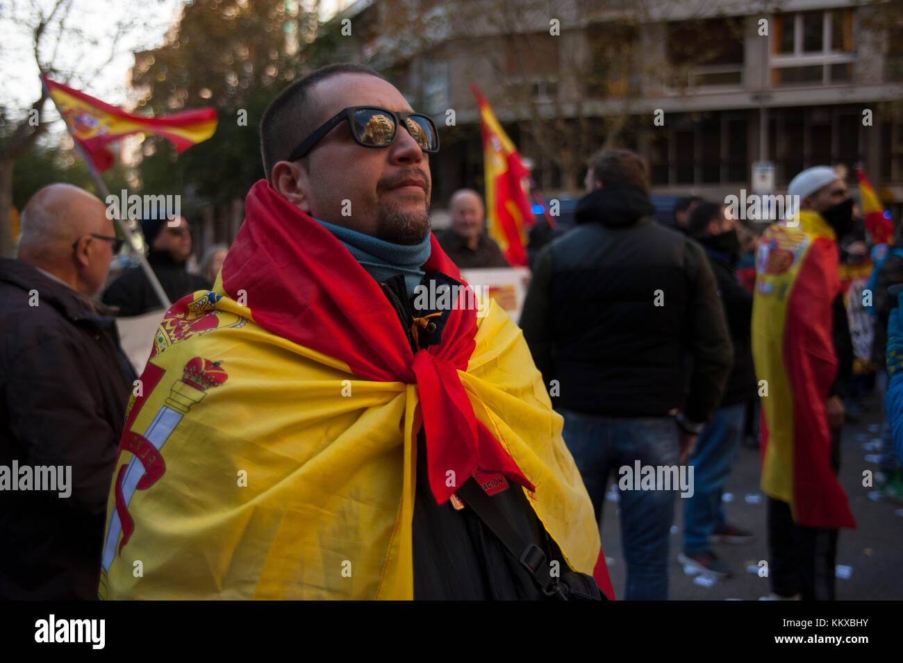 Barcelona, Spain. 2nd Dec, 2017. The ultra-right Spanish youth national democracy group has convened a rally at the CUP headquarters on the same day that a meeting of the dome was held to define the party's strategy before the next elections on December 21. Members of the CUP asked the Electoral Board of the Barcelona Area (JEZ) and the Superior Court of Justice of Catalonia (TSJC) to disavow this demonstration at the doors of its headquarters. Credit: Charlie Perez/Alamy Live News Stock Photo