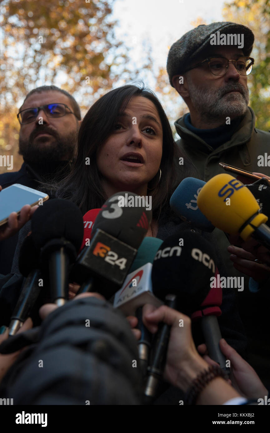 Barcelona, Spain. 2nd Dec, 2017. The ultra-right Spanish youth national democracy group has convened a rally at the CUP headquarters on the same day that a meeting of the dome was held to define the party's strategy before the next elections on December 21. Members of the CUP asked the Electoral Board of the Barcelona Area (JEZ) and the Superior Court of Justice of Catalonia (TSJC) to disavow this demonstration at the doors of its headquarters. Credit: Charlie Perez/Alamy Live News Stock Photo