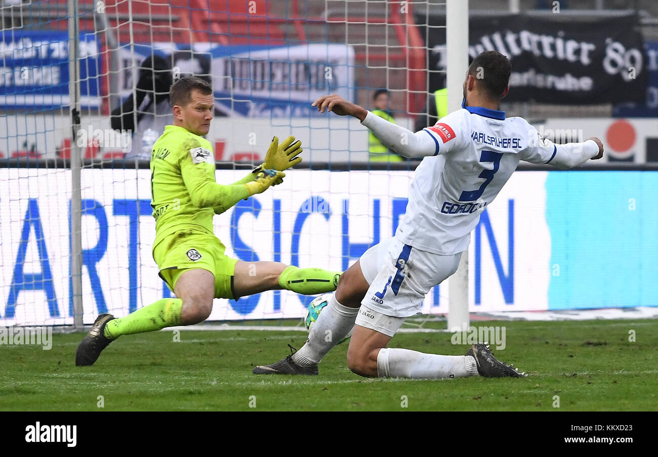 Karlsruhe, Deutschland. 02nd Dec, 2017. Riesenchance: Daniel Gordon (KSC) scheitert kurz vor Schluss an goalwart Daniel Bernhardt (Aalen). GES/ Fussball/ 3. Liga: Karlsruher SC - VfR Aalen, 02.12.2017 -- Football/ Soccer 3rd Division: Karlsruher SC vs. VfR Aalen, December 02, 2017 -- |usage worldwide Credit: dpa/Alamy Live News Stock Photo