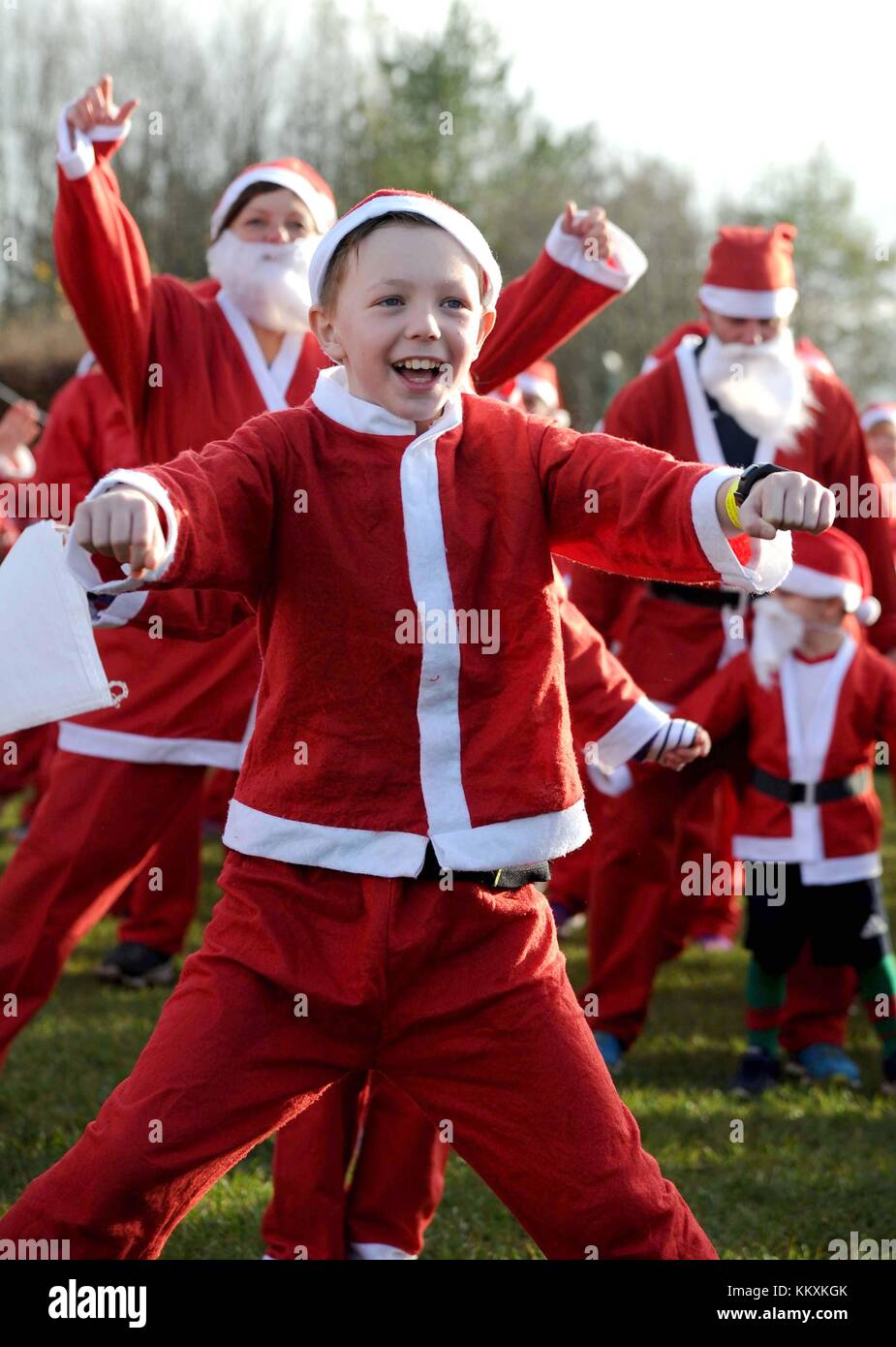 Santa Fun Run, Weldmar Hospicecare Santa Fun Run, Dorchester, Dorset, UK Credit: Finnbarr Webster/Alamy Live News Stock Photo