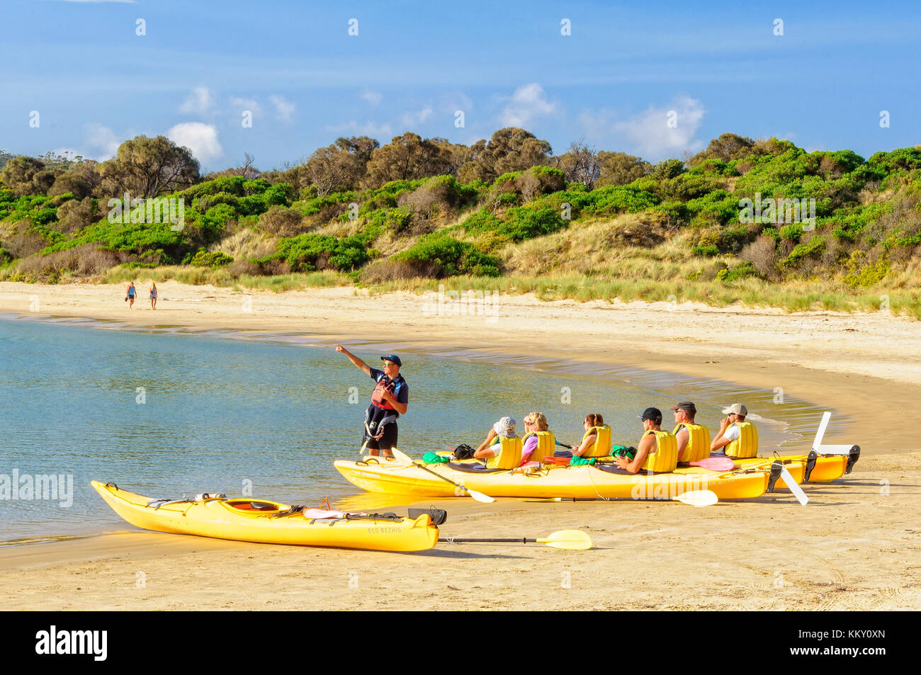 Group orientation at the beginning of a guided sea kayaking tour in the Freycinet National Park - Coles Bay, Tasmania, Australia Stock Photo