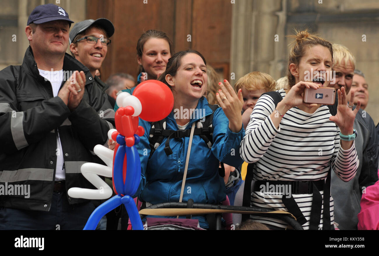 street performer audience edinburgh fringe Stock Photo