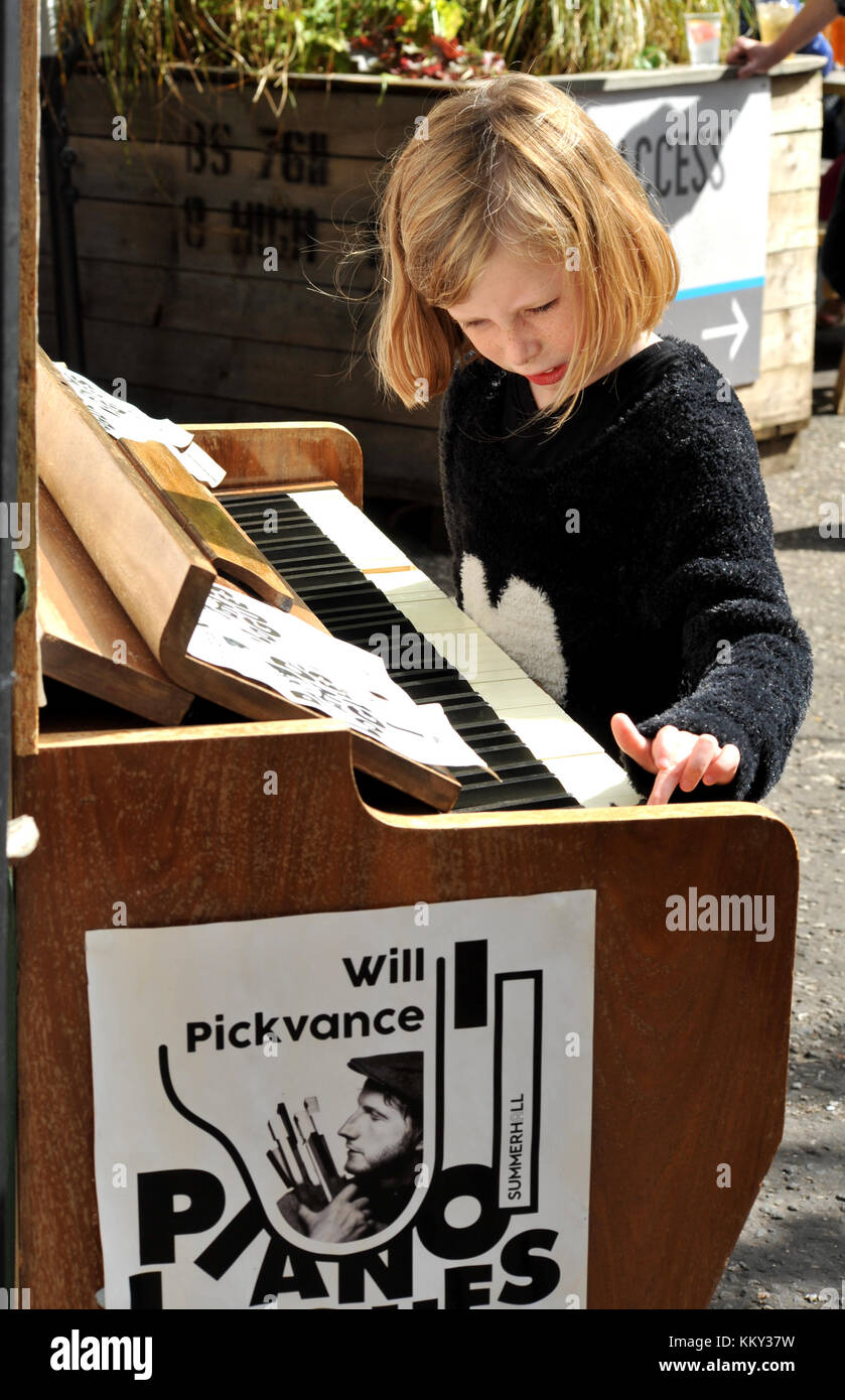 Little girl playing piano at Edinburgh Fringe Festival Stock Photo