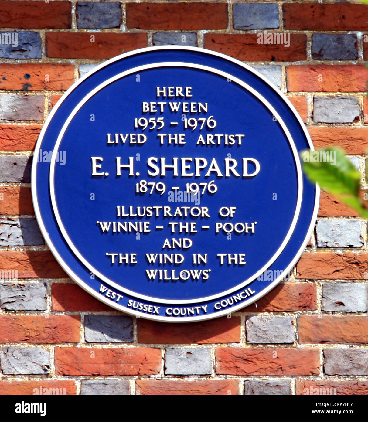 Blue plaque on the home of E H Shepard from 1955 until 1976 at Lodsworth in West Sussex  illustrator of Winnie the Pooh and The Wind in the willows Stock Photo